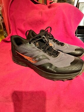 Saucony Men's Black and Gray Trail Running Shoes with Orange Accent